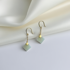 Quadratische weiße Jade Hängeohrringe. Gold Jade Würfel Ohrringe.Zierlicher Jade Schmuck.Natürliche Jade Tropfen Ohrringe.Chinesische Jade.Geschenk für sie.Schlicht