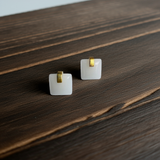 Moderne quadratische weiße Jade Ohrstecker. Minimalistische Gold Würfel Ohrringe.18k Vergoldeter Schmuck.Natürliche chinesische Jade Ohrringe.Geschenk für Sie