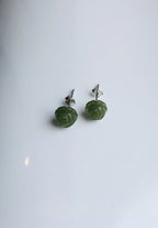 Grüne Jade Rose Ohrstecker.Weiße Jade Ohrstecker.Winzige Jade Ohrstecker.Kleine Rosen Ohrstecker.Natürliche Jade Ohrstecker.Jade Blumen Ohrringe.Silber Jade Schmuck