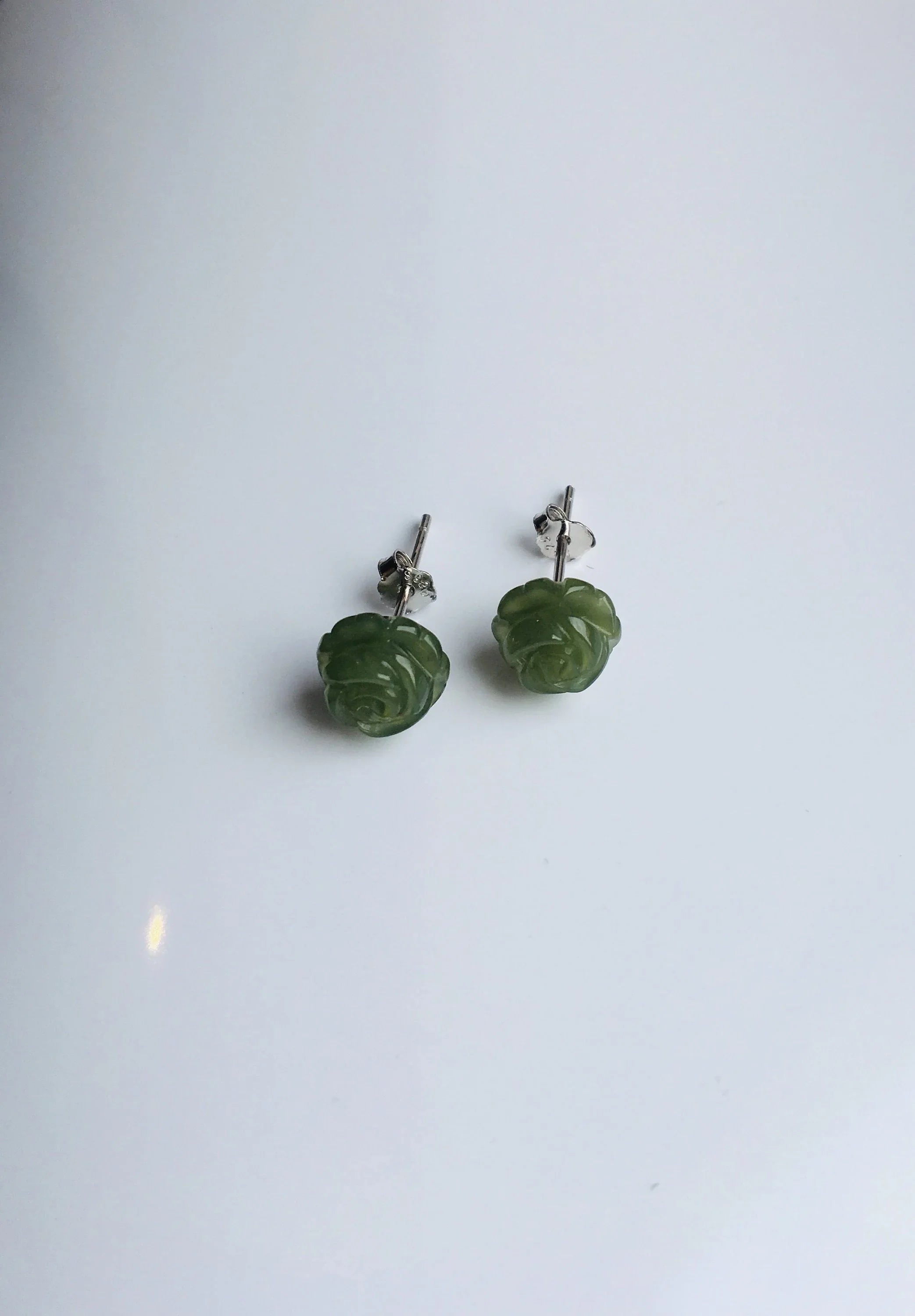 Grüne Jade Rose Ohrstecker.Weiße Jade Ohrstecker.Winzige Jade Ohrstecker.Kleine Rosen Ohrstecker.Natürliche Jade Ohrstecker.Jade Blumen Ohrringe.Silber Jade Schmuck