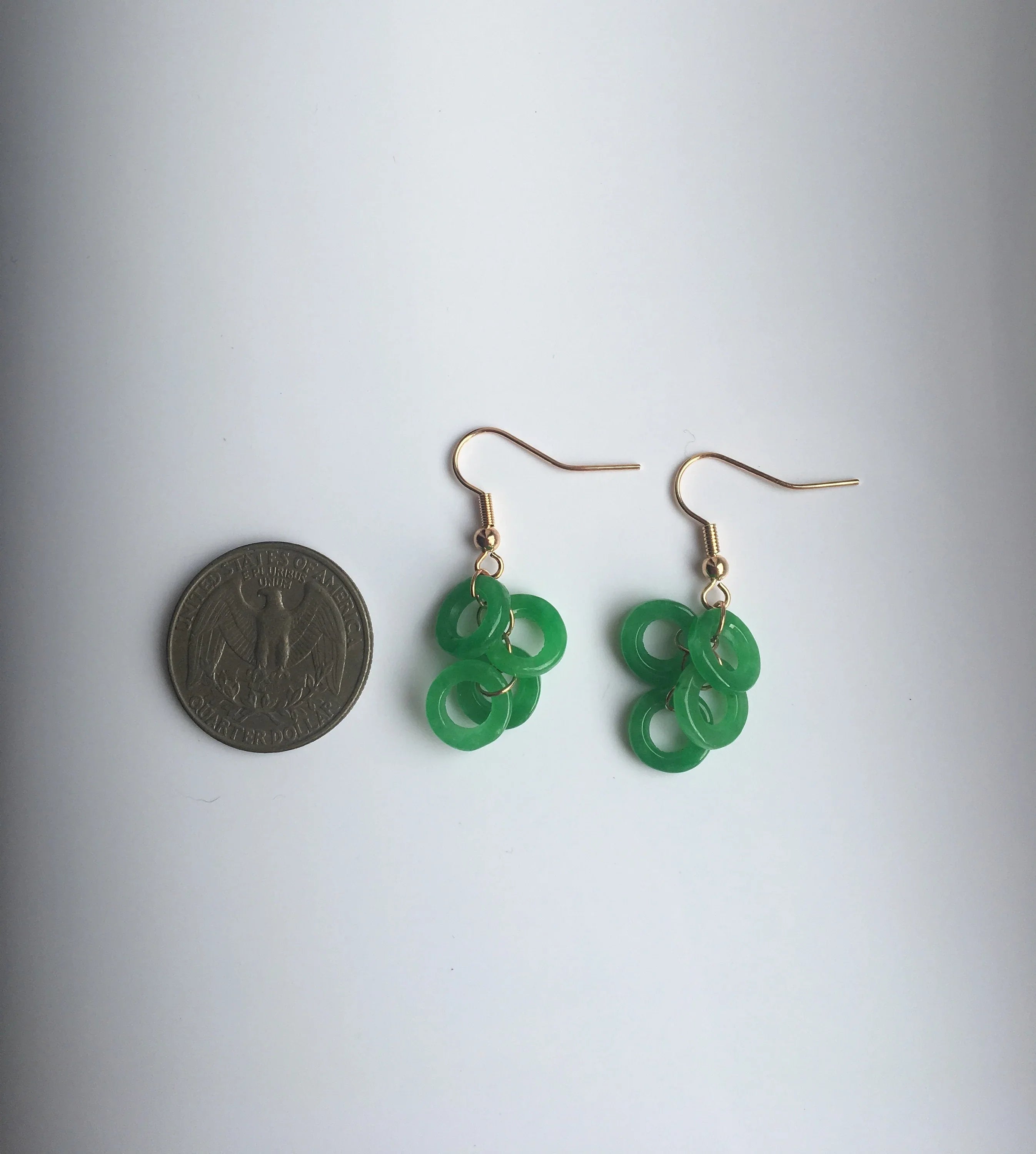 Hellgrüne Jade Cluster Ohrringe.Jade Kreise Ohrringe.Frühlingsgrüne Runde Jade Ohrringe.Jade Gold Ohrringe.Jade Donuts Ohrringe.Handarbeit