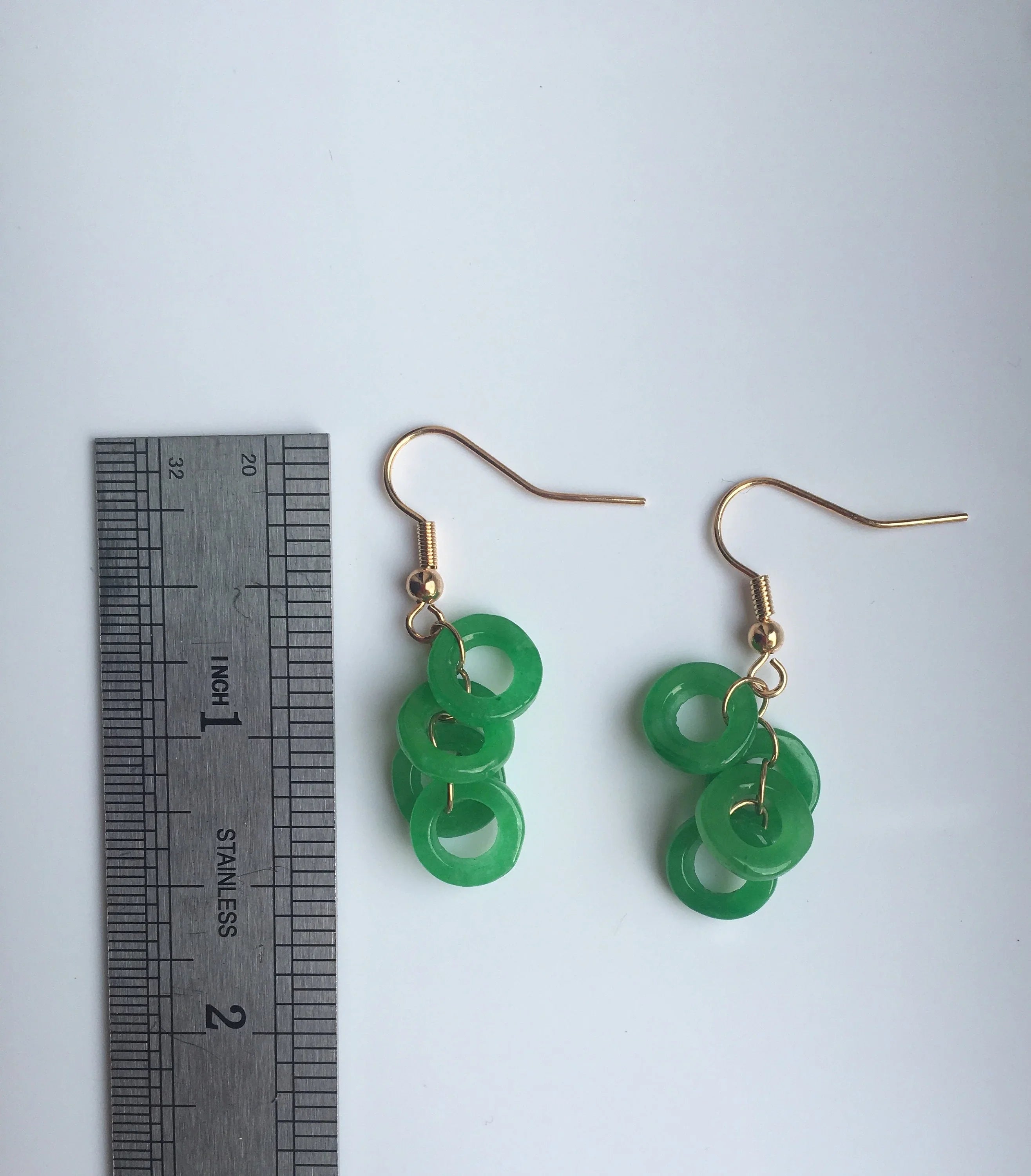 Hellgrüne Jade Cluster Ohrringe.Jade Kreise Ohrringe.Frühlingsgrüne Runde Jade Ohrringe.Jade Gold Ohrringe.Jade Donuts Ohrringe.Handarbeit