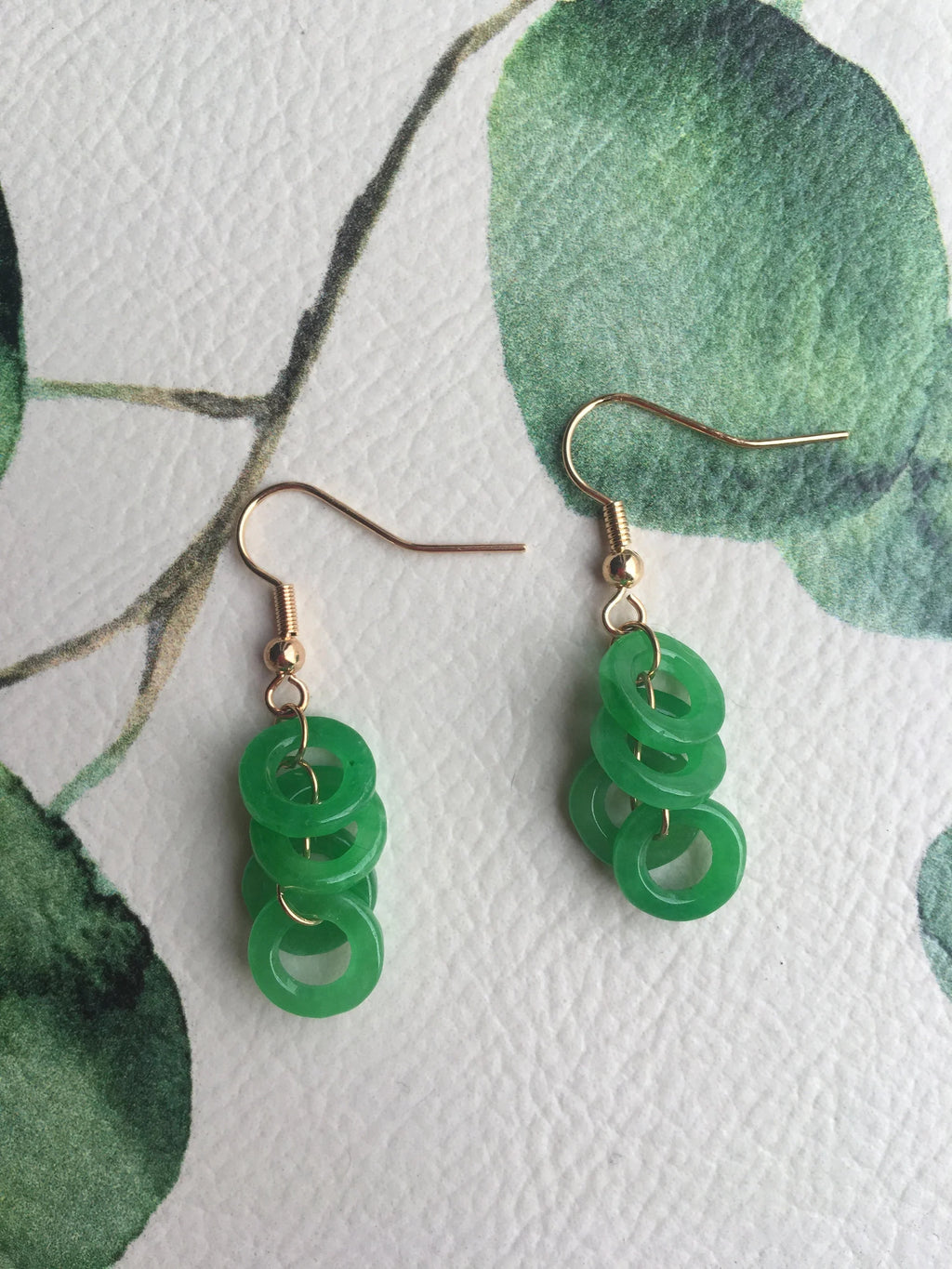 Hellgrüne Jade Cluster Ohrringe.Jade Kreise Ohrringe.Frühlingsgrüne Runde Jade Ohrringe.Jade Gold Ohrringe.Jade Donuts Ohrringe.Handarbeit