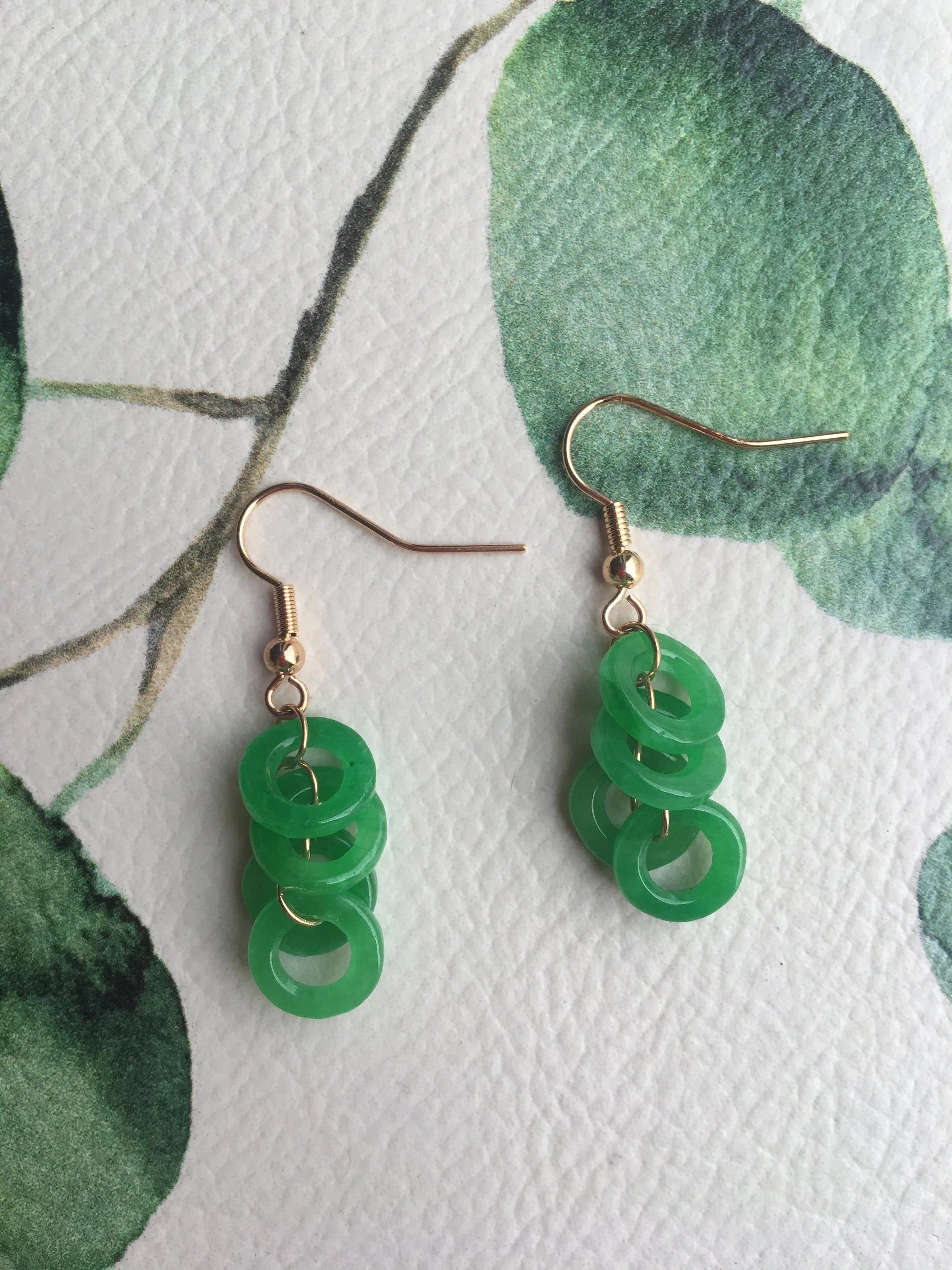 Hellgrüne Jade Cluster Ohrringe.Jade Kreise Ohrringe.Frühlingsgrüne Runde Jade Ohrringe.Jade Gold Ohrringe.Jade Donuts Ohrringe.Handarbeit