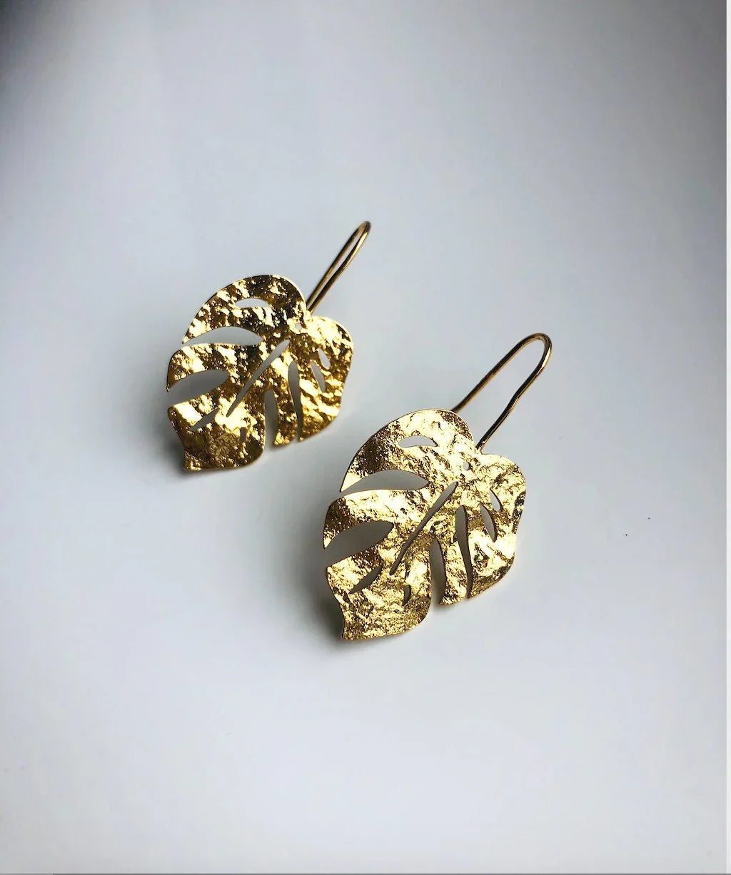 Glänzende goldene Monstera-Blatt-Ohrringe. Hängender tropischer Pflanzenschmuck. 14 Karat vergoldete Ohrringe. Naturinspiriert. Sommer-Strandparty-Schmuck.