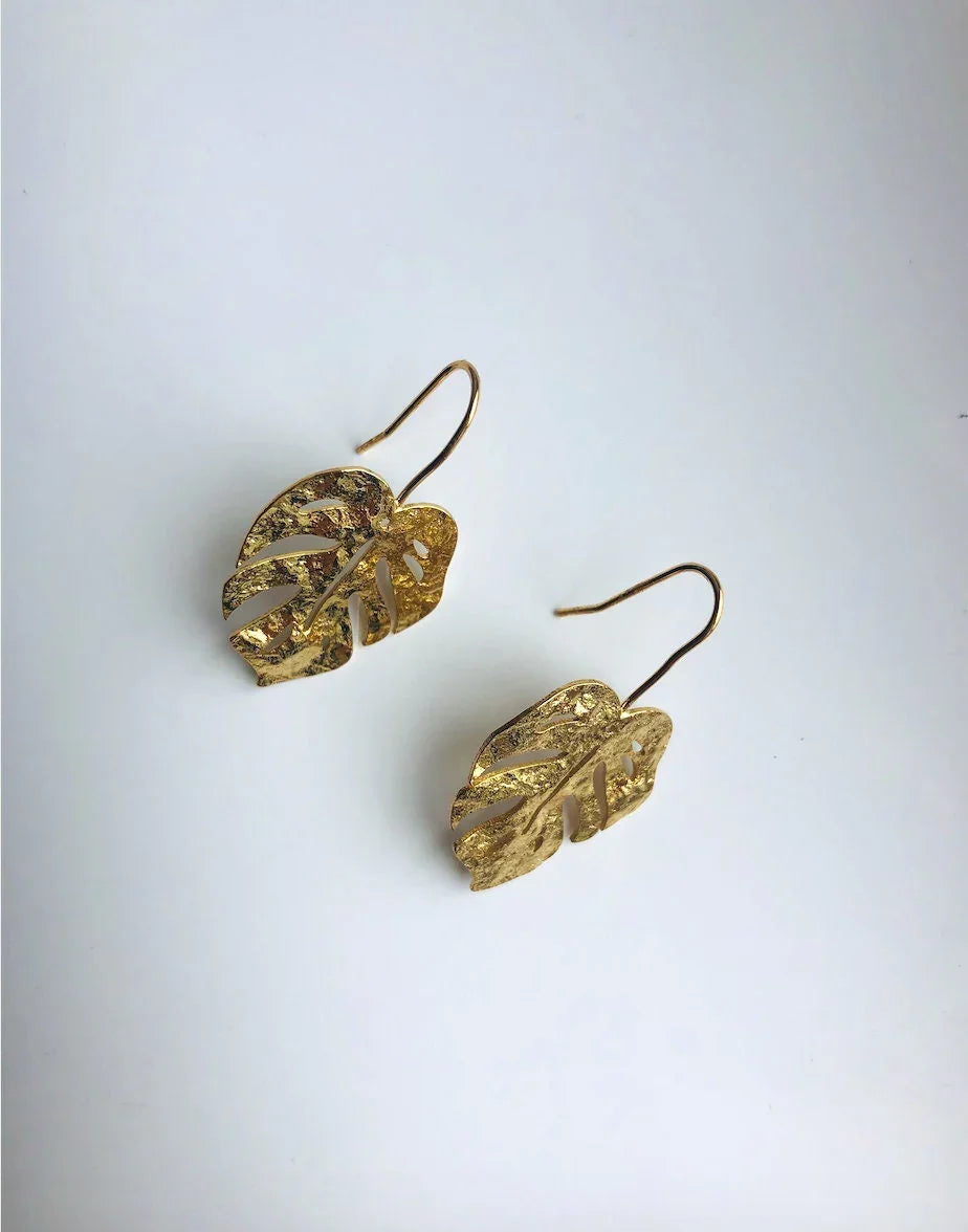 Glänzende goldene Monstera-Blatt-Ohrringe. Hängender tropischer Pflanzenschmuck. 14 Karat vergoldete Ohrringe. Naturinspiriert. Sommer-Strandparty-Schmuck.