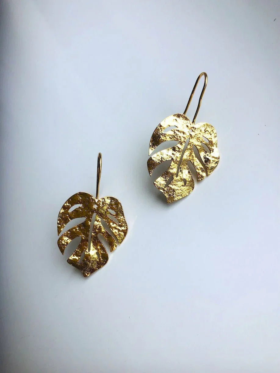 Glänzende goldene Monstera-Blatt-Ohrringe. Hängender tropischer Pflanzenschmuck. 14 Karat vergoldete Ohrringe. Naturinspiriert. Sommer-Strandparty-Schmuck.