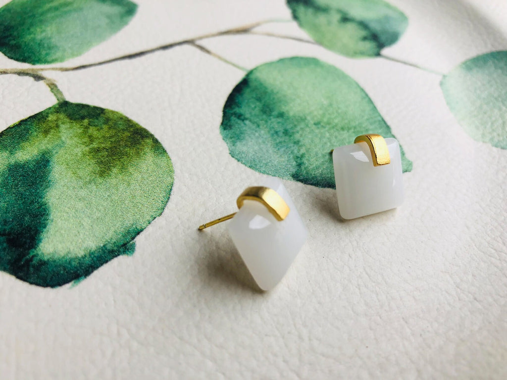 Moderne quadratische weiße Jade Ohrstecker. Minimalistische Gold Würfel Ohrringe.18k Vergoldeter Schmuck.Natürliche chinesische Jade Ohrringe.Geschenk für Sie