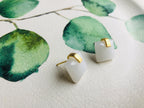 Moderne quadratische weiße Jade Ohrstecker. Minimalistische Gold Würfel Ohrringe.18k Vergoldeter Schmuck.Natürliche chinesische Jade Ohrringe.Geschenk für Sie
