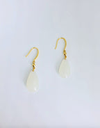 Minimalistische 14k Gold Ohrringe.Weiße Tropfen Jade Hängeohrringe.Jade Tropfen Ohrringe.Eleganter echter Jade Schmuck.Jade Ohrhänger.Geschenk