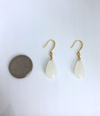 Minimalistische 14k Gold Ohrringe.Weiße Tropfen Jade Hängeohrringe.Jade Tropfen Ohrringe.Eleganter echter Jade Schmuck.Jade Ohrhänger.Geschenk