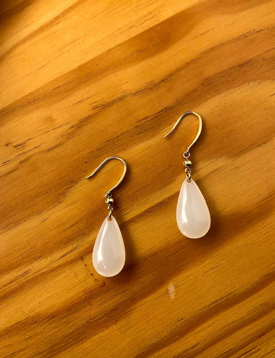 Minimalistische 14k Gold Ohrringe.Weiße Tropfen Jade Hängeohrringe.Jade Tropfen Ohrringe.Eleganter echter Jade Schmuck.Jade Ohrhänger.Geschenk