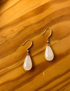 Minimalistische 14k Gold Ohrringe.Weiße Tropfen Jade Hängeohrringe.Jade Tropfen Ohrringe.Eleganter echter Jade Schmuck.Jade Ohrhänger.Geschenk