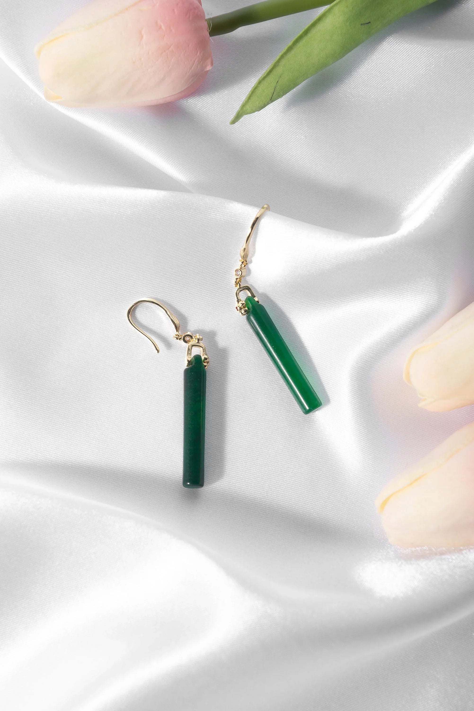 Lange grüne Jade-Ohrringe.Elegante Jade-Ohrringe.Handgefertigte Gold-Jade-Ohrringe.Hängende echte Jade-Ohrringe.Chinesischer Jade-Smaragd