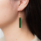 Lange grüne Jade-Ohrringe.Elegante Jade-Ohrringe.Handgefertigte Gold-Jade-Ohrringe.Hängende echte Jade-Ohrringe.Chinesischer Jade-Smaragd