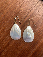 Tropfenförmige weiße Perlmutt Ohrringe.14K Gold echte Perlen Ohrringe.Barock elegante Braut Perlen Ohrringe.Natürliche Perlen Ohrringe