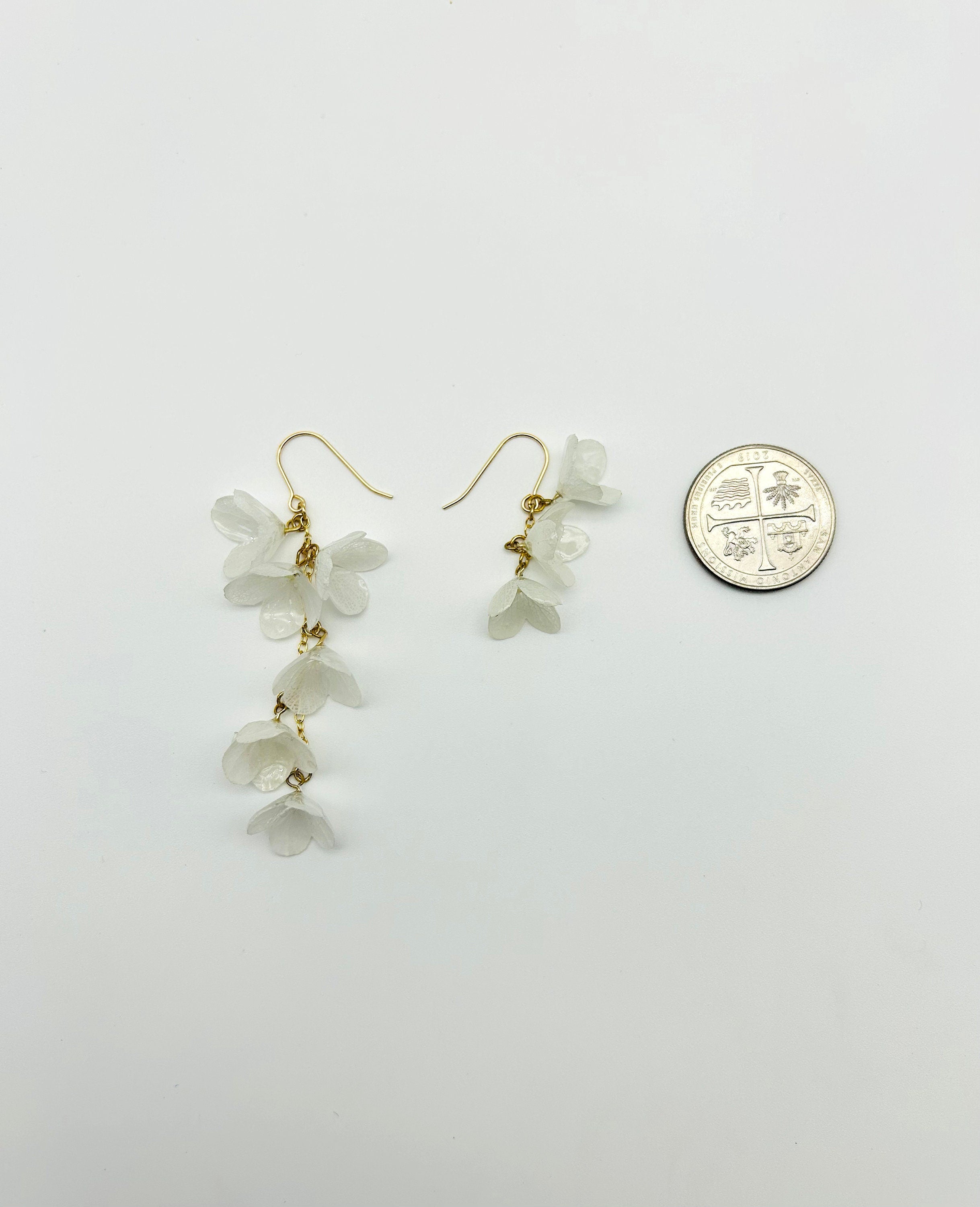 Echte weiße Blume Asymmetrische Ohrringe.Konservierte Hortensien Blütenblatt Schmuck.Gold Hochzeit Ohrringe.Florale unregelmäßige Ohrringe.Brautjungfern