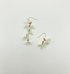Echte weiße Blume Asymmetrische Ohrringe.Konservierte Hortensien Blütenblatt Schmuck.Gold Hochzeit Ohrringe.Florale unregelmäßige Ohrringe.Brautjungfern