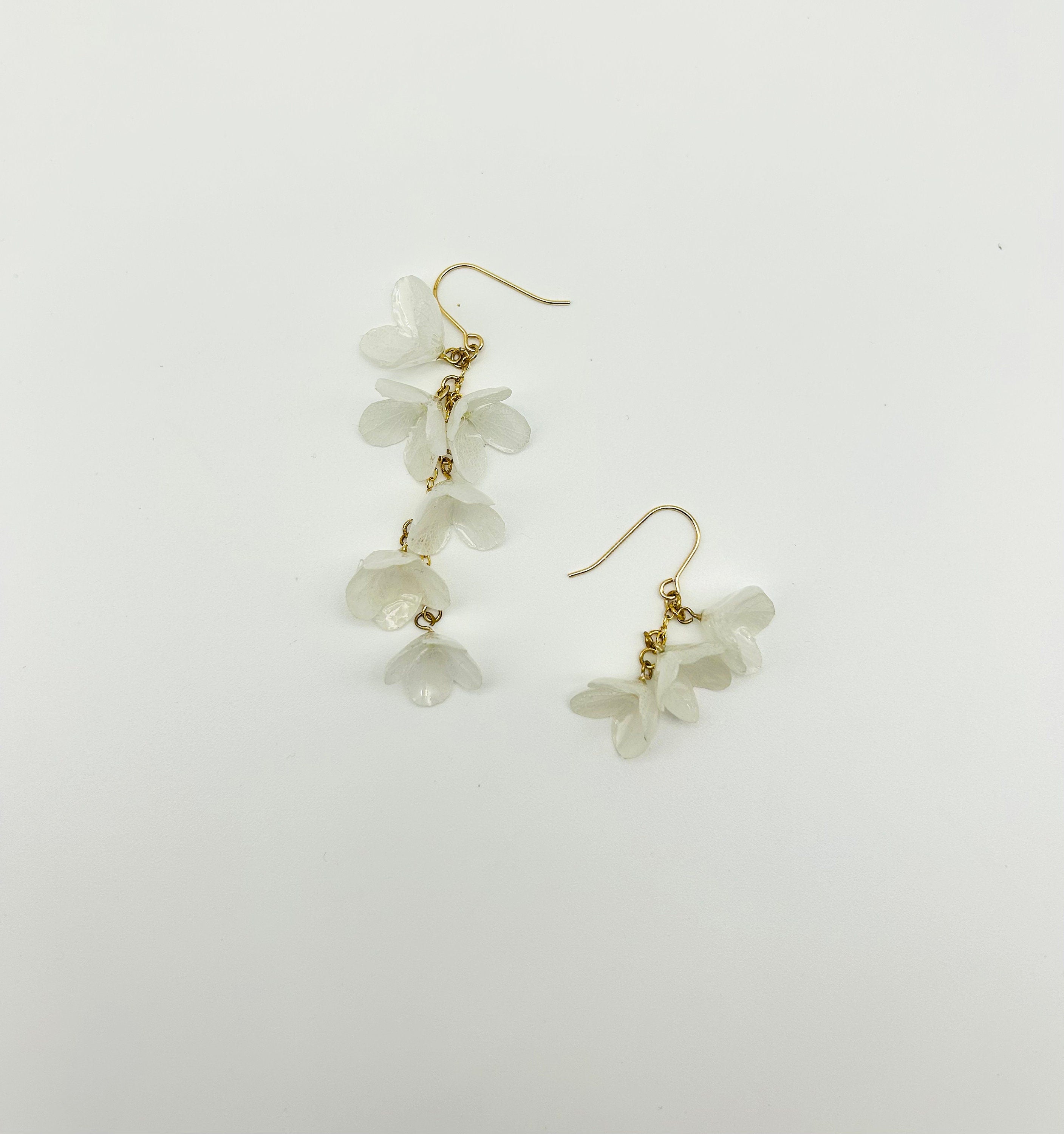 Echte weiße Blume Asymmetrische Ohrringe.Konservierte Hortensien Blütenblatt Schmuck.Gold Hochzeit Ohrringe.Florale unregelmäßige Ohrringe.Brautjungfern