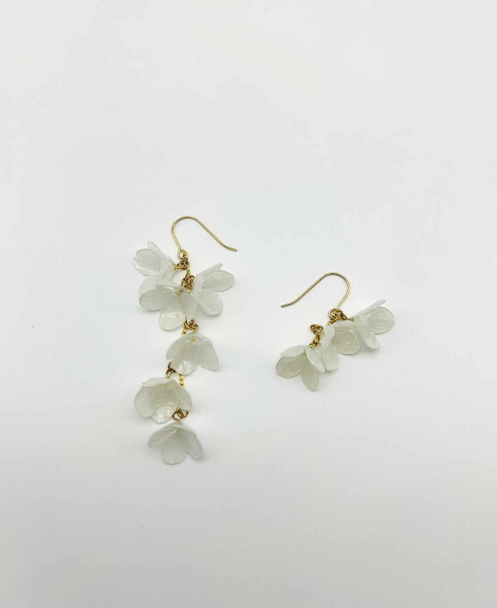 Echte weiße Blume Asymmetrische Ohrringe.Konservierte Hortensien Blütenblatt Schmuck.Gold Hochzeit Ohrringe.Florale unregelmäßige Ohrringe.Brautjungfern