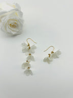 Echte weiße Blume Asymmetrische Ohrringe.Konservierte Hortensien Blütenblatt Schmuck.Gold Hochzeit Ohrringe.Florale unregelmäßige Ohrringe.Brautjungfern