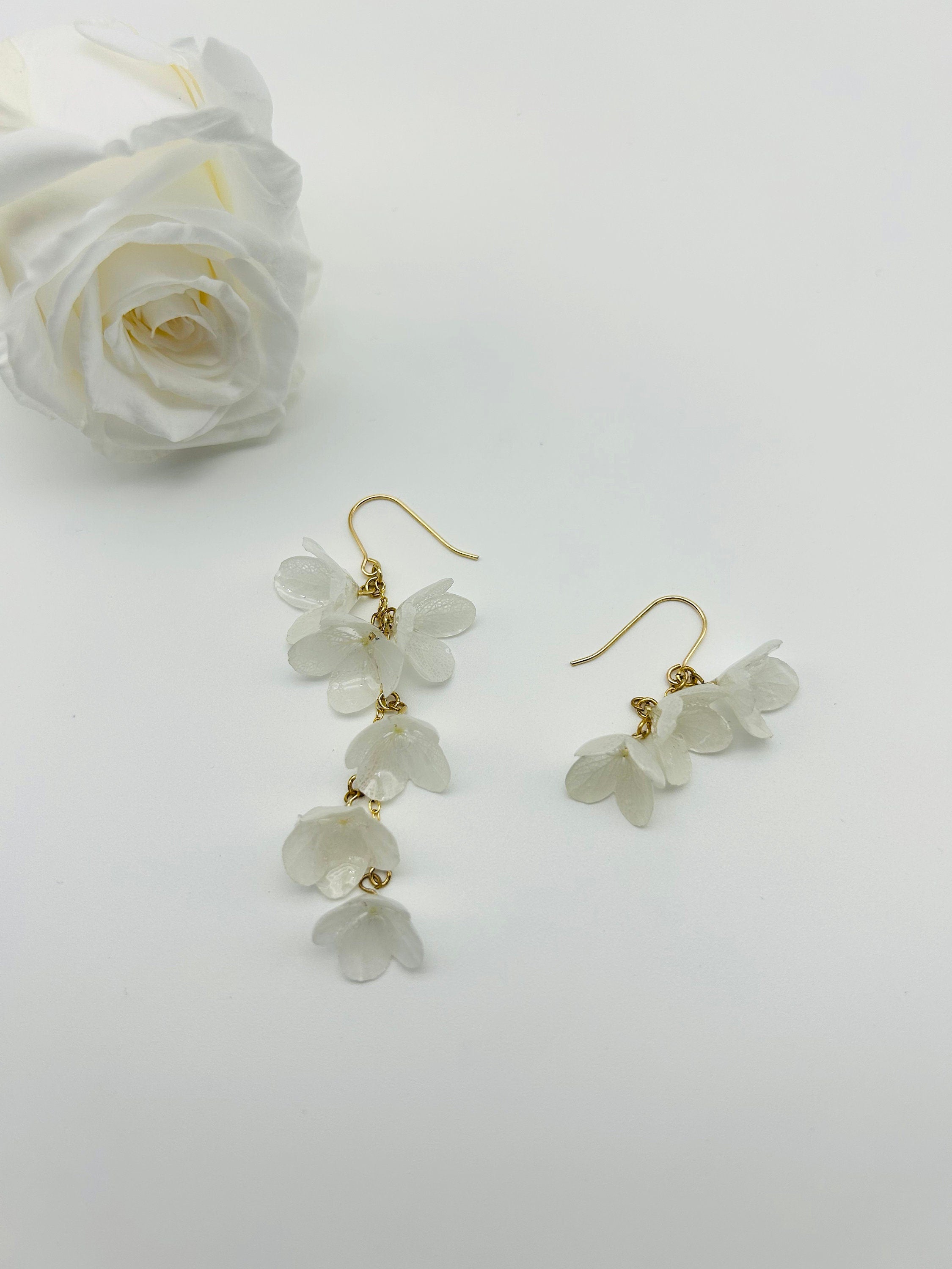 Echte weiße Blume Asymmetrische Ohrringe.Konservierte Hortensien Blütenblatt Schmuck.Gold Hochzeit Ohrringe.Florale unregelmäßige Ohrringe.Brautjungfern