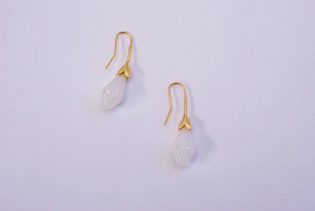 Gold Tropfen Weiße Jade Blumen Ohrringe.Hängende Jade Ohrringe.Jade Tropfen Tulpen Ohrringe.Eleganter echter Jade Schmuck.Jade Ohrhänger.Geschenk