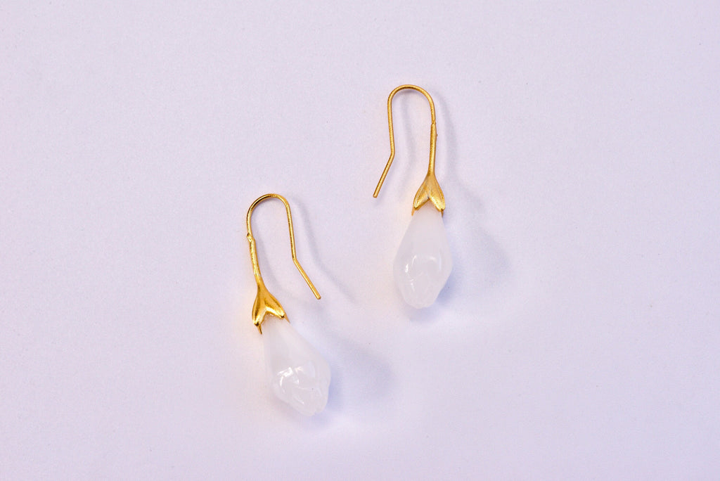 Gold Tropfen Weiße Jade Blumen Ohrringe.Hängende Jade Ohrringe.Jade Tropfen Tulpen Ohrringe.Eleganter echter Jade Schmuck.Jade Ohrhänger.Geschenk