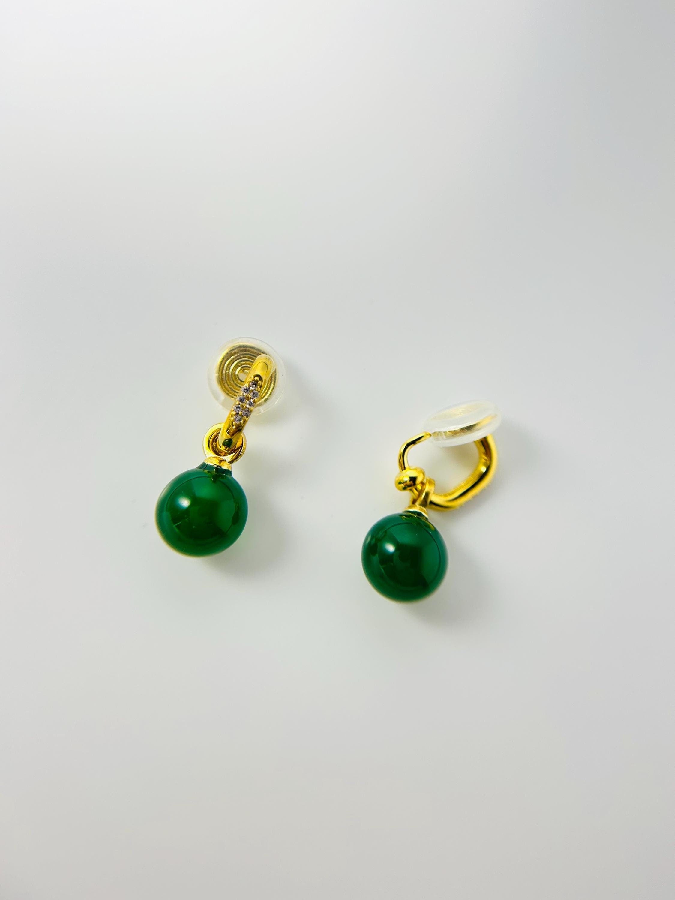 Mehrzweck-Ohrringe aus Jade ohne Piercing.Grüngoldene Ohrclips.Bequeme, gepolsterte Ohrringe.Echte Jade-Ohrhänger.Geschenk